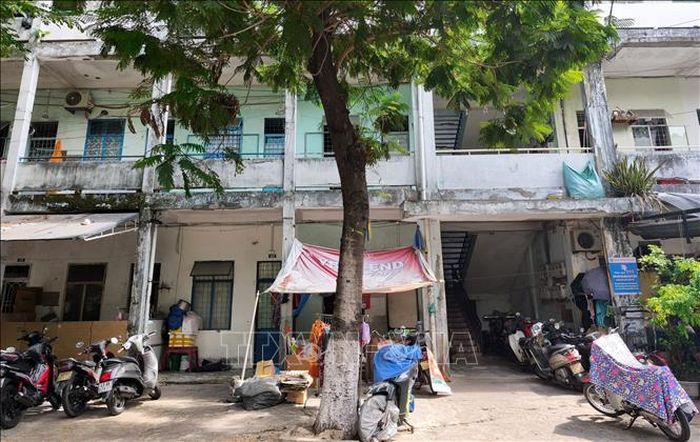 Chung cư Thuận Phước (phường Hải Châu, thành phố Đà Nẵng) được xác định đã xuống cấp nghiêm trọng, mức độ nguy hiểm cấp độ C nên thuộc diện phải di dời, giải tỏa để phá dỡ. Ảnh: Quốc Dũng/TTXVN