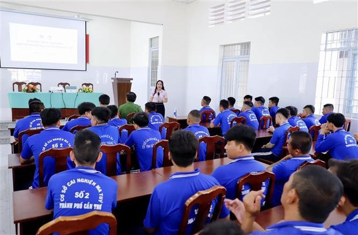 Đại diện Ngân hàng Chính sách xã hội TP Cần Thơ phổ biến chương trình tín dụng chính sách cho người sau cai nghiện tại cơ sở cai nghiện trên địa bàn. Ảnh: Thu Hiền/TTXVN