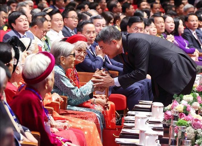 Thủ tướng Lê Minh Hưng thăm hỏi các Mẹ Việt Nam Anh hùng dự Hội nghị Tri ân người có công với cách mạng toàn quốc năm 2026. Ảnh: Văn Điệp/TTXVN