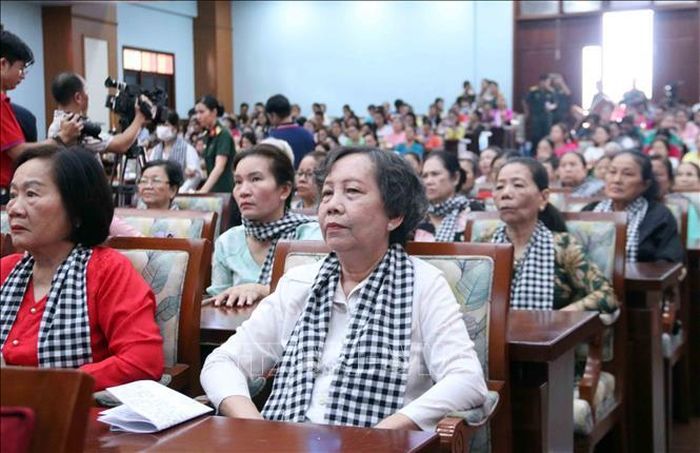 168 đại biểu là Mẹ Việt Nam Anh hùng, vợ liệt sĩ, vợ thương binh nặng, đặc biệt nặng dự Chương trình "Tri ân người giữ lửa". Ảnh: Xuân Khu/TTXVN