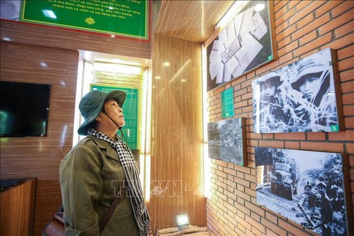 Bà Phạm Thị Khoay, cựu Thanh niên xung phong TP Hồ Chí Minh, xúc động xem lại những hình ảnh về một thời phục vụ chiến đấu bảo vệ biên giới Tây Nam tại Nhà truyền thống Khu tưởng niệm liệt sĩ Thanh niên xung phong TP Hồ Chí Minh, xã Long Chữ, tỉnh Tây Ninh.
