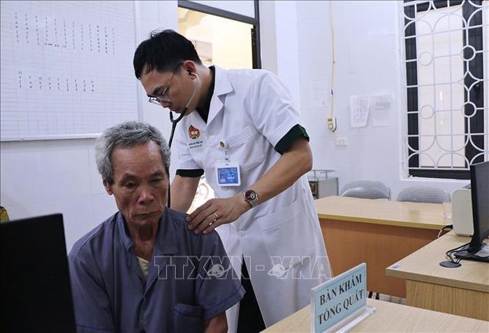 Các y, bác sĩ của Bệnh viện Quân y 103 trực tiếp khám cho người dân có hoàn cảnh khó khăn. Ảnh: Thanh Hải/TTXVN