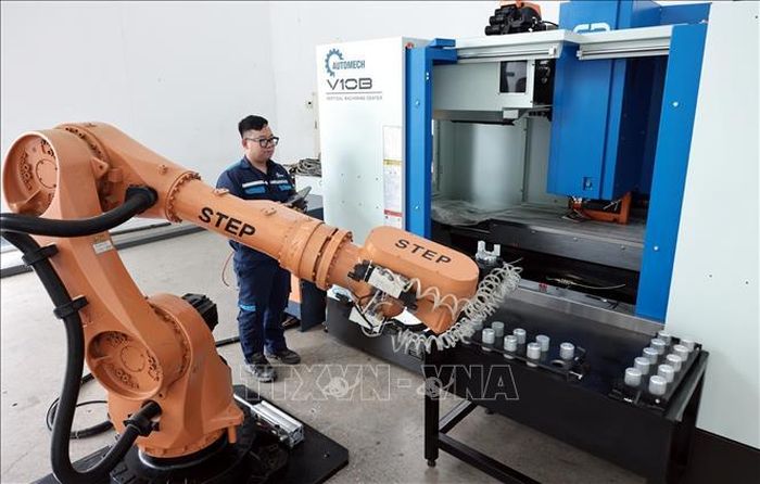 Sản phẩm robot cho ngành cơ khí chế tạo của Automech. Ảnh: Trần Việt/TTXVN