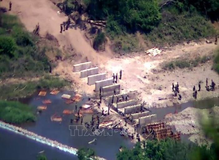 Binh sĩ Triều Tiên xây dựng một cây cầu bên trong Khu phi quân sự (DMZ) ở biên giới hai miền Triều Tiên. Ảnh: Yonhap/TTXVN phát