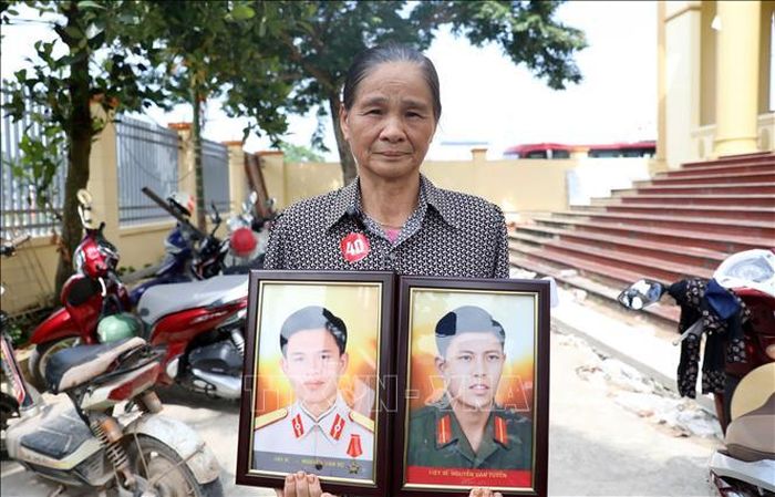 65 di ảnh được phục dựng và trao tặng cho thân nhân gia đình các liệt sĩ tại xã Xuân Trúc. Ảnh: Thế Duyệt/TTXVN