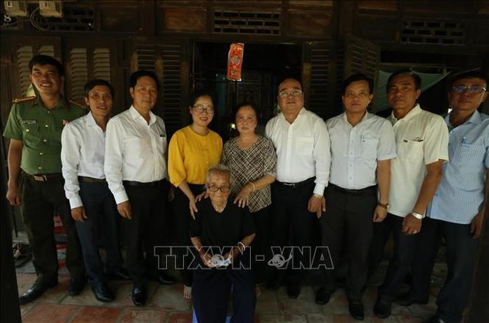 Lãnh đạo thành phố Cần Thơ cùng chính quyền địa phương thăm hỏi Mẹ Việt Nam Anh hùng tại xã Vị Thanh 1. Ảnh: Duy Khương/TTXVN