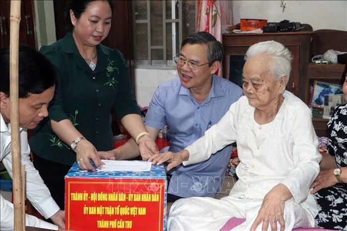 Chủ tịch UBND thành phố Cần Thơ Trương Cảnh Tuyên và các thành viên trong Đoàn trao quà tri ân Mẹ Việt Nam Anh hùng. Ảnh: Trung Kiên/TTXVN