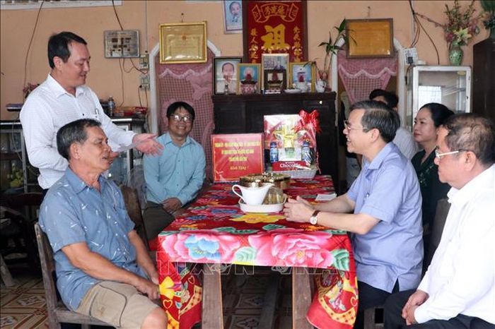 Đoàn công tác thành phố Cần Thơ thăm hỏi sức khỏe và động viên thương binh tại xã Cù Lao Dung. Ảnh: Trung Kiên/TTXVN