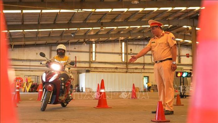 Cảnh sát giao thông, Công an tỉnh Tây Ninh, hướng dẫn kỹ năng xử lý tình huống khi điều khiển xe mô tô cho công nhân, người lao động tại xã Đức Hòa.