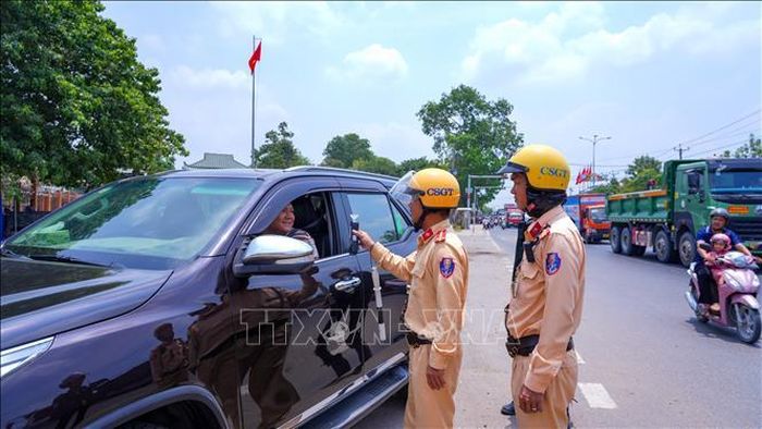 Lực lượng Cảnh sát giao thông, Công an tỉnh Tây Ninh, kiểm tra lái xe, chủ phương tiện trong quá trình tuần tra, kiểm soát nhằm chủ động phòng ngừa vi phạm, bảo đảm trật tự, an toàn giao thông.