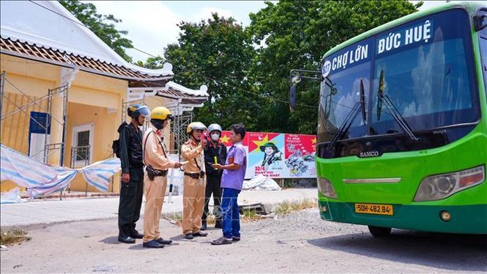 Lực lượng Cảnh sát giao thông kiểm tra phương tiện vận tải hành khách, tăng cường kiểm soát các điều kiện bảo đảm an toàn giao thông trên địa bàn tỉnh Tây Ninh.