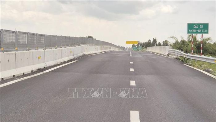 Nhiều đoạn chủ đầu tư đã thảm nhựa bù lún nhưng tình trạng lún vẫn xuất hiện.