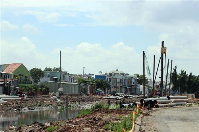 Dự án rạch Xuyên Tâm nhằm giải quyết ô nhiễm môi trường, thoát nước chống ngập cho khu vực, kết nối giao thông và hạ tầng kỹ thuật đồng bộ dọc tuyến. Ảnh: Tiến Lực/TTXVN