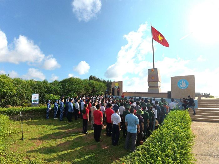 Lễ chào cờ tại Cột cờ Phú Quý.