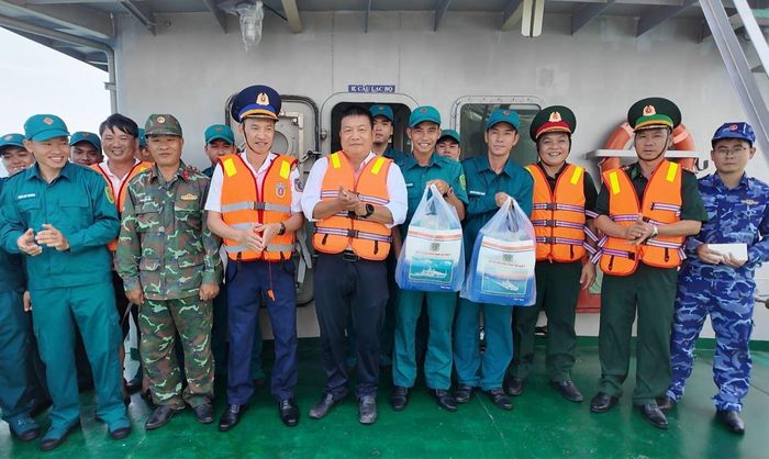 Thăm và tặng quà cho tàu của Hải đội dân quân thường trực Khánh Hòa đang làm nhiệm vụ trên khu vực biển Phú Quý.