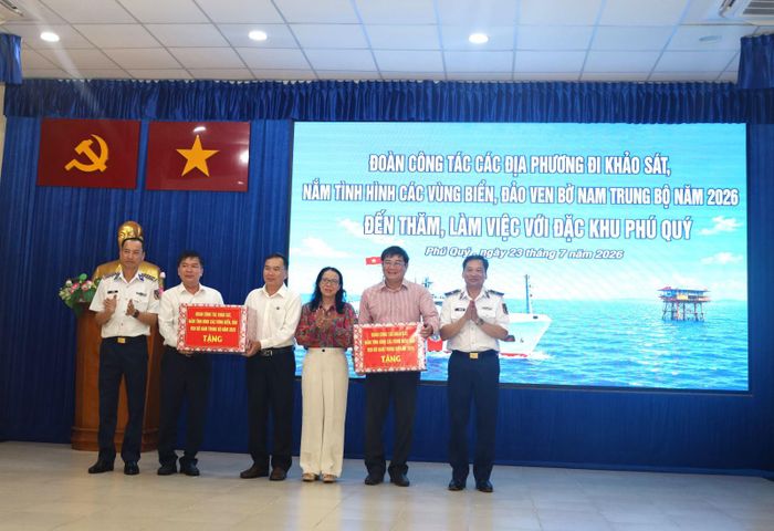 Trao quà cho Đảng ủy, UBND đặc khu Phú Quý.