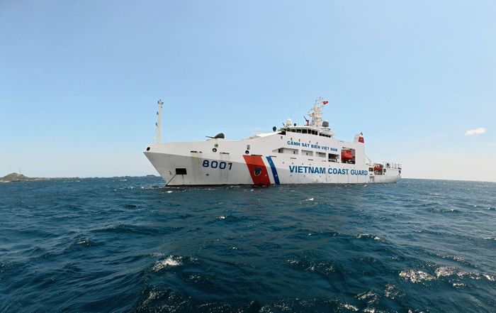 Tàu 8001 thả neo tại đảo Phú Quý.