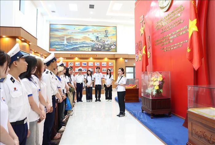 Những hoạt động trải nghiệm tại Khánh Hòa giúp thanh niên kiều bào hiểu hơn về lịch sử và truyền thống dân tộc. Ảnh: Đặng Tuấn/TTXVN
