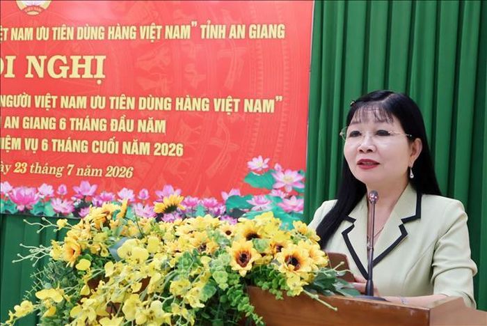 Bà Trần Thị Thanh Hương, Phó Bí thư Tỉnh ủy, Chủ tịch thường trực Ủy ban MTTQ Việt Nam tỉnh An Giang phát biểu tại hội nghị.