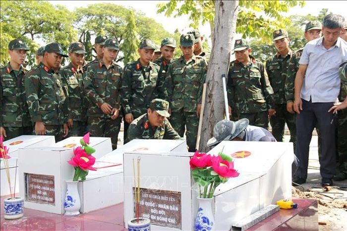 Quá trình khai quật mộ liệt sĩ được thực hiện cẩn thận, tiếp cận hài cốt chính xác, khoa học và hạn chế thấp nhất đến tác động đến kết cấu chung của phần mộ. Ảnh: Nguyễn Thanh/TTXVN