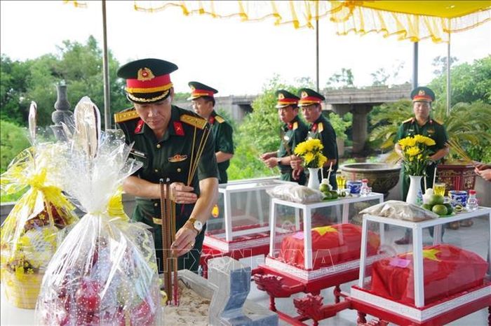 Trung tướng Hà Thọ Bình, Tư lệnh Quân khu 4 và Đoàn công tác dâng hương tưởng niệm các Anh hùng liệt sĩ đang được quàn tại Đền thờ Liệt sĩ Trung đoàn 88, Sư đoàn 308 ở khu vực Câu Nhi, xã Nam Hải Lăng (Quảng Trị). Ảnh: TTXVN phát