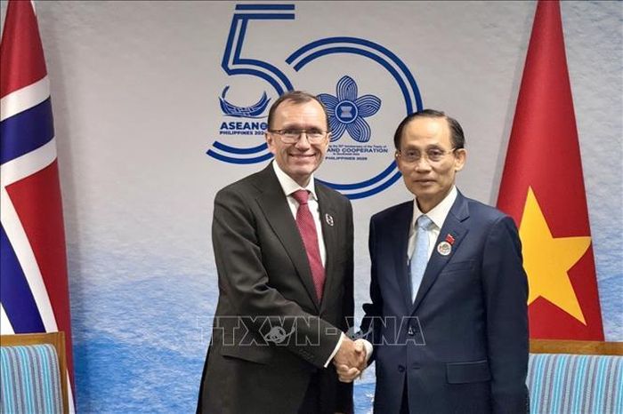 Bộ trưởng Ngoại giao Lê Hoài Trung và Bộ trưởng Ngoại giao Na Uy Espen Barth Eide.
