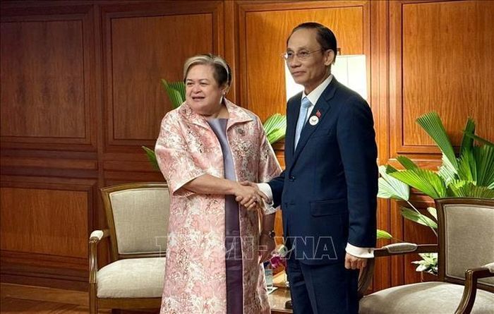 Cuộc gặp với giữa Bộ trưởng Lê Hoài Trung và Bộ trưởng Maria Theresa Lazaro.