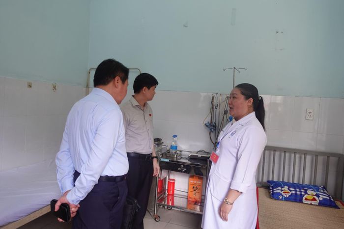 Đại diện Trạm Y tế phường Long Trường báo cáo tình hình hoạt động của đơn vị với đoàn giám sát.