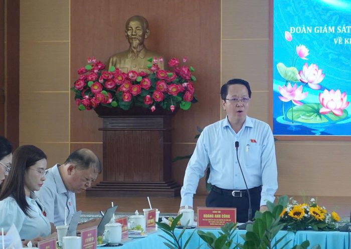 Ông Hoàng Anh Công, Phó Chủ nhiệm Ủy ban Dân nguyện và Giám sát của Quốc hội ghi nhận những kết quả Thành phố đạt được trong công tác củng cố hệ thống y tế cơ sở.