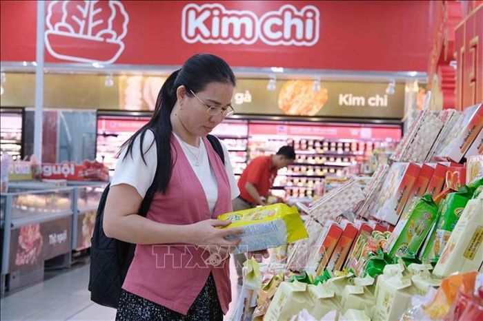 Khách hàng lựa chọn hàng hóa được bày bán ở siêu thị GO! Cần Thơ. Ảnh: Thanh Liêm/TTXVN
