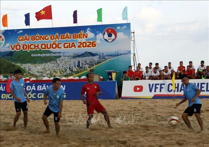 Cầu thủ các đội bóng thi đấu tại giải.