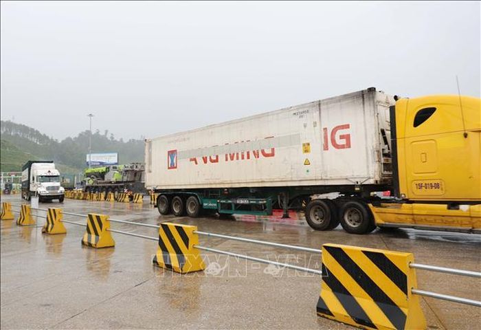 Các xe hàng chuẩn bị làm thủ tục xuất khẩu sang Việt Nam tại cửa khẩu Hữu Nghị Quan, Quảng Tây (Trung Quốc). Ảnh: Công Tuyên/TTXVN