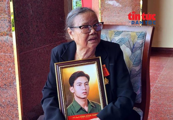 Bà Đỗ Thị Ân ôm chặt di ảnh liệt sĩ Lương Đình Canh trong vòng tay.