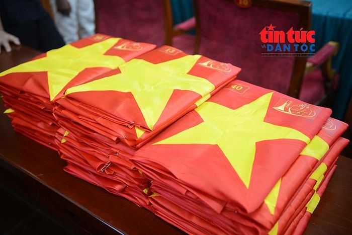 Các bức ảnh liệt sĩ sau khi phục dựng xong được cẩn thận bọc lại bằng cờ Tổ quốc.
