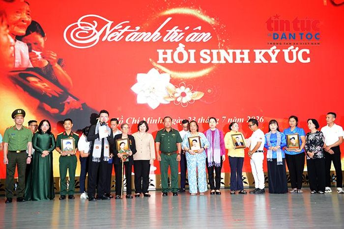 Gia đình các liệt sĩ xúc động nhận ảnh phục dựng người thân trong chương trình "Tri ân người giữ lửa".
