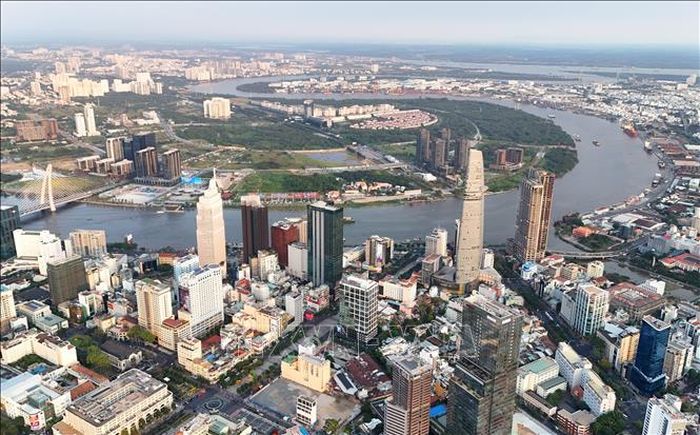 Khu trung tâm TP Hồ Chí Minh phát triển hiện đại bên sông Sài Gòn. Ảnh: Hồng Đạt/TTXVN