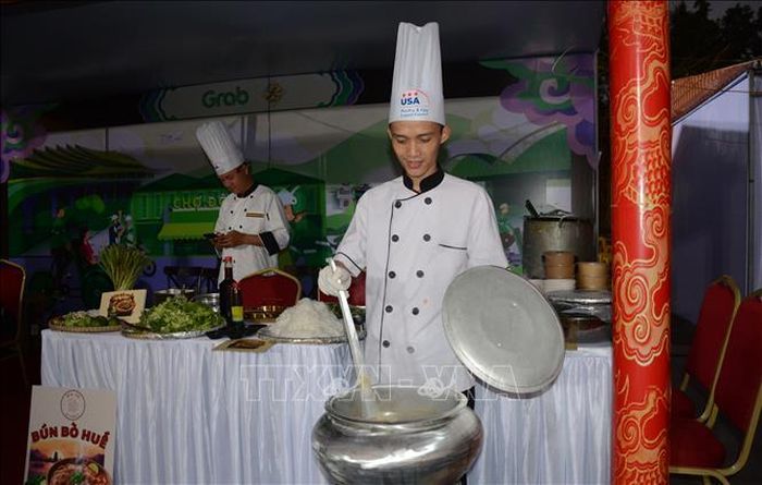 Gian hàng bún bò Huế tham gia Liên hoan ẩm thực quốc tế.