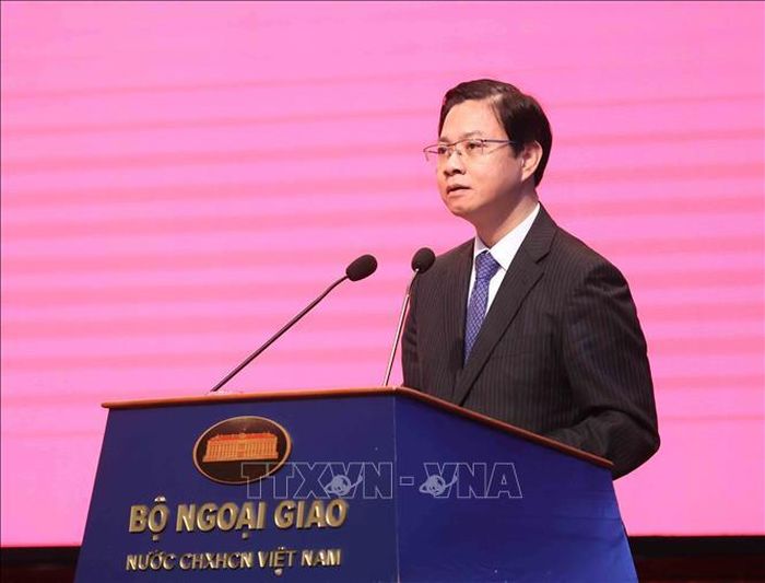 Thứ trưởng Bộ Ngoại giao Ngô Lê Văn báo cáo tổng kết công tác Đối ngoại nhân dân năm 2025 và phương hướng, nhiệm vụ năm 2026. Ảnh: An Đăng/TTXVN