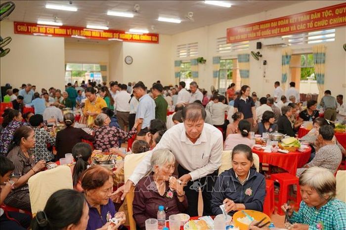 "Bữa cơm nghĩa tình" ấm áp. Ảnh: Ánh Tuyết/TTXVN