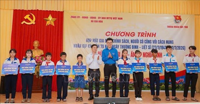 Trao học bổng cho học sinh. Ảnh: Ánh Tuyết/TTXVN