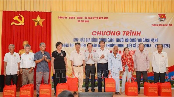 Trao quà cho cá nhân và gia đình người có công với cách mạng. Ảnh: Ánh Tuyết/TTXVN