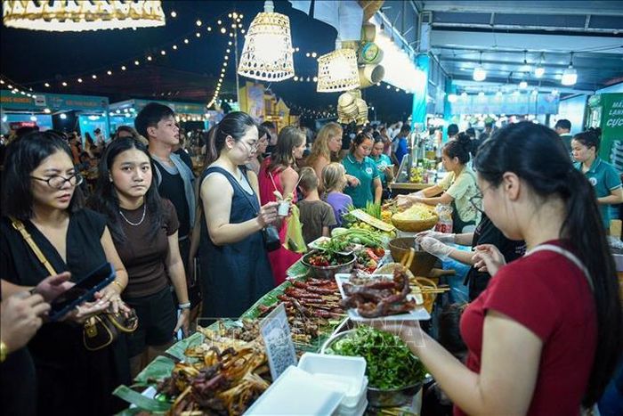 Du khách thưởng thức đặc sản ẩm thực miền Trung tại Lễ hội.