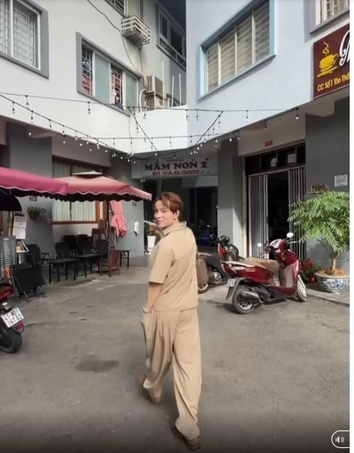 Kelbin Lei về thăm lại nơi từng ghi hình Tiệm Bánh Hoàng Tử Bé. Ảnh cắt từ video.
