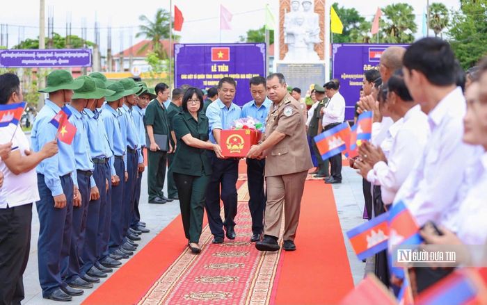 Đoàn công tác Ban chỉ đạo 515 tỉnh Gia Lai tiếp nhận bàn giao hài cốt liệt sĩ trên đất bạn Campuchia. Ảnh: Đoàn Bình