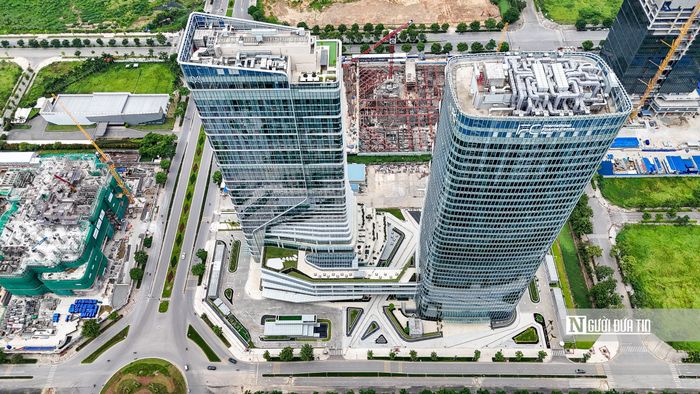 Công trình là tổ hợp tháp đôi cao 35 tầng, bao gồm tòa nhà văn phòng hạng A và khách sạn 5 sao. Đây là một trong những lô đất có vị trí đẹp nhất tại ngã tư Nguyễn Văn Huyên kéo dài và đường Hoàng Minh Thảo.