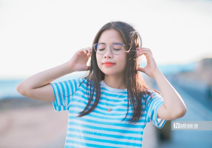 Từ khi chưa sơn màu, khu vực này đã là nơi được đông đảo người dân, bạn trẻ ưa chuộng. Bạn Nguyễn Bảo Ngọc (Tuy Hòa) chia sẻ với PV Người Đưa Tin: “Khi công trình này chưa xong, độ khoảng 5 năm trước, chúng em đã tìm ra đây để ngồi trên các bức tường đón gió, ngắm hoàng hôn về phía Tuy Hòa. Cuộc sống của người dân nơi này chậm rãi, bình yên”.
