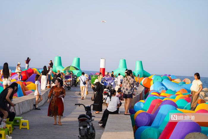 Với những gam màu bắt mắt, bờ kè Xóm Rớ đang dần trở thành điểm nhất định phải đến mới trong số những địa điểm du lịch phía Đông tỉnh Đắk Lắk, nhất là với các nhóm du khách trẻ với tâm lý yêu thích việc khám phá những điều mới mẻ. Đây cũng là nơi có thể ngắm máy bay hạ cánh vào nhiều khung giờ trong ngày.