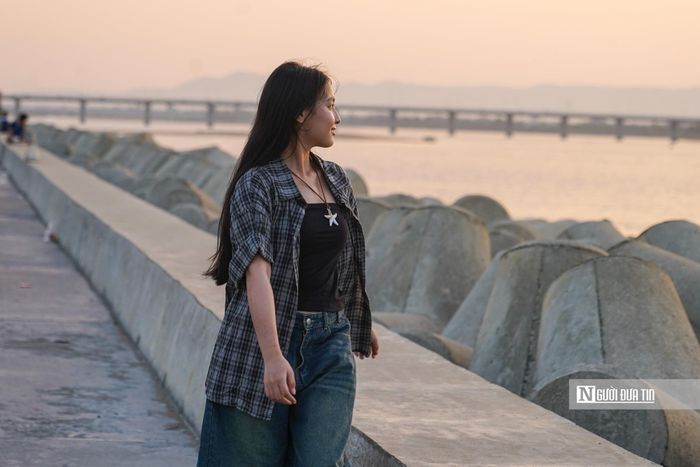 Cảnh sắc nơi đây cũng thay đổi lên tục trong ngày, khi bình minh phủ một màu vàng rực. Khi hoàng hôn, mặt trời lặng dần về hướng núi, để lại những vệt sáng khi cam, hồng, tím khiến đông đảo du khách thích thú. 