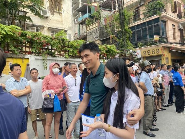 Nhiều phụ huynh "sát cánh" bên con trong kỳ thi tốt nghiệp THPT năm 2026. (Ảnh: Hoàng Hồng Nhung)