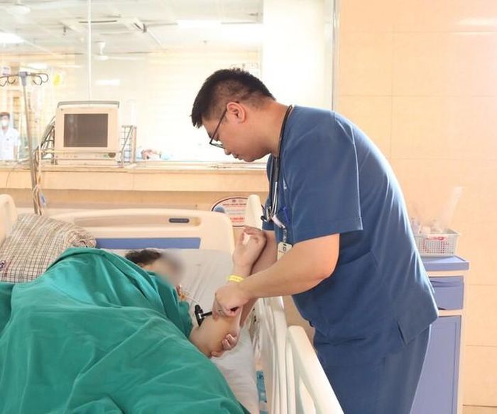 ThS.BS Nguyễn Minh Đức thăm khám cho người bệnh. Ảnh: Bệnh viện Đa khoa tỉnh Phú Thọ